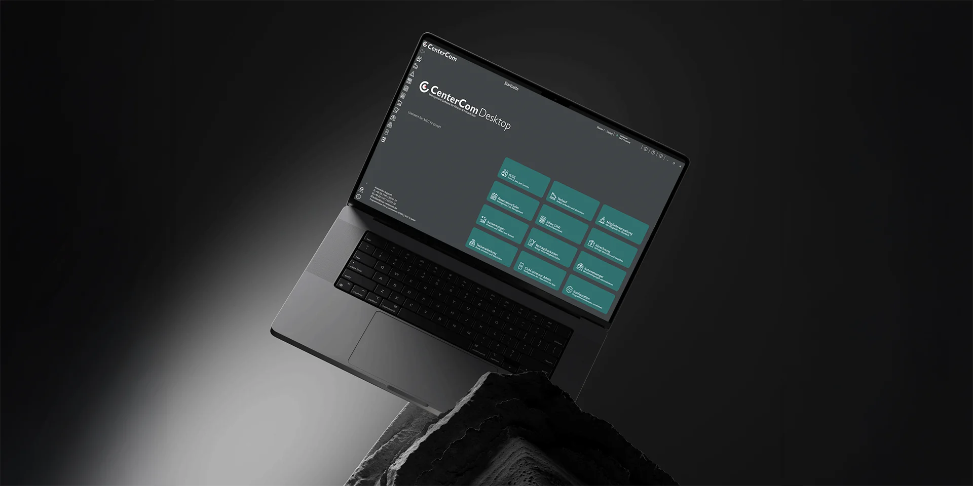 Ein geöffnetes Notebook zeigt die Startseite der CenterCom Software vor grau-schwarzem Hintergrund.